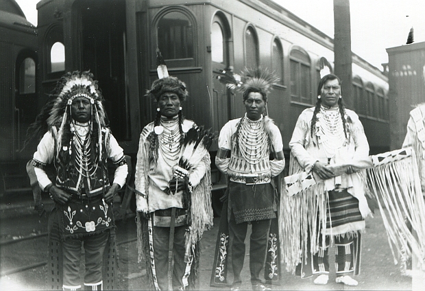 Indianische Modelle warten am Bahnhof des Glacier National Park auf Touristen, 1913